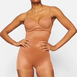 NWT SKIMS Barely There Shapewear High Waist Shortie in Clay Size M